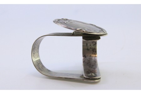  Argola de guardanapo em prata com frisos com centro para monograma e mola para fixação.